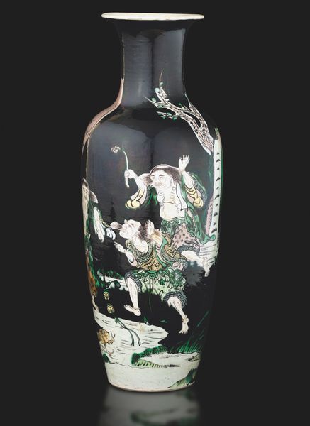 Vaso in porcellana Famiglia Nera a smalti policromi con scena raffigurante saggi danzanti, Cina, Dinastia Qing, marca incisa Kangxi (1662-1722)  - Asta Fine Asian Works of Art - Associazione Nazionale - Case d'Asta italiane