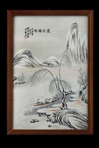 Placca in porcellana con paesaggio invernale e iscrizioni, titolato “Han Jiang Du Diao”, dipinto da Hu Bang Hao, Cina, periodo Repubblica, XX secolo  - Asta Fine Asian Works of Art - Associazione Nazionale - Case d'Asta italiane