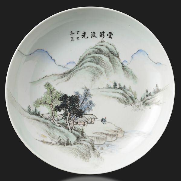 Piatto in porcellana raffigurante paesaggio montano e scritta “mese di inverno dell'anno Ding-si” (indica anno 1917), Cina, Periodo Repubblica, XX secolo  - Asta Fine Asian Works of Art - Associazione Nazionale - Case d'Asta italiane