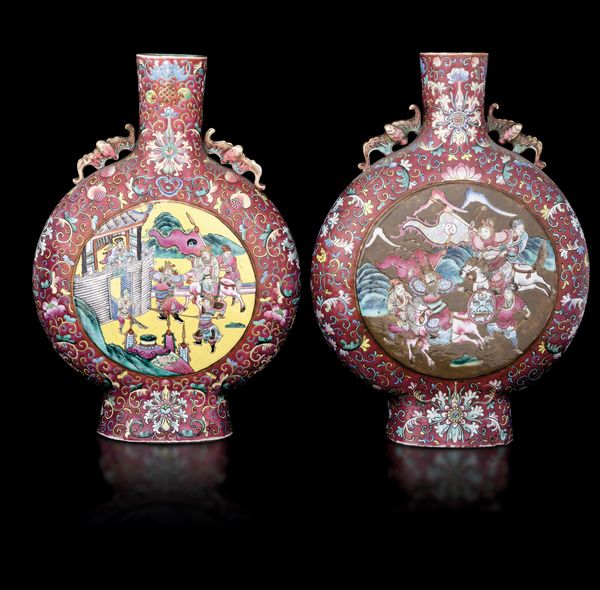 Coppia di Moon Flask in porcellana Famiglia Rosa con guerrieri e fiori, anse sagomate raffigurante pipistrelli, Cina, Dinastia Qing, epoca Guangxu (1875-1908)  - Asta Fine Asian Works of Art - Associazione Nazionale - Case d'Asta italiane