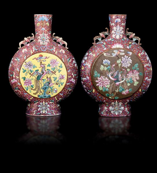 Coppia di Moon Flask in porcellana Famiglia Rosa con guerrieri e fiori, anse sagomate raffigurante pipistrelli, Cina, Dinastia Qing, epoca Guangxu (1875-1908)  - Asta Fine Asian Works of Art - Associazione Nazionale - Case d'Asta italiane