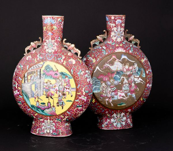 Coppia di Moon Flask in porcellana Famiglia Rosa con guerrieri e fiori, anse sagomate raffigurante pipistrelli, Cina, Dinastia Qing, epoca Guangxu (1875-1908)  - Asta Fine Asian Works of Art - Associazione Nazionale - Case d'Asta italiane