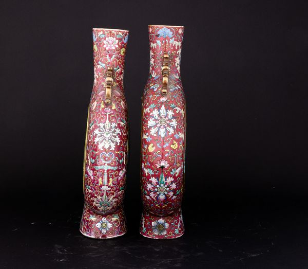 Coppia di Moon Flask in porcellana Famiglia Rosa con guerrieri e fiori, anse sagomate raffigurante pipistrelli, Cina, Dinastia Qing, epoca Guangxu (1875-1908)  - Asta Fine Asian Works of Art - Associazione Nazionale - Case d'Asta italiane