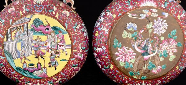 Coppia di Moon Flask in porcellana Famiglia Rosa con guerrieri e fiori, anse sagomate raffigurante pipistrelli, Cina, Dinastia Qing, epoca Guangxu (1875-1908)  - Asta Fine Asian Works of Art - Associazione Nazionale - Case d'Asta italiane