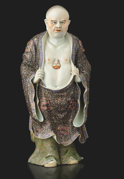 Rara figura di Saggio Famiglia Rosa stante in porcellana a smalti policromi con Buddha a rilievo nel centro del petto decorato per esteso con draghi tra le nuvole, Cina, Dinastia Qing, epoca Guangxu (1875-1908)  - Asta Fine Asian Works of Art - Associazione Nazionale - Case d'Asta italiane