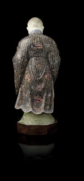 Rara figura di Saggio Famiglia Rosa stante in porcellana a smalti policromi con Buddha a rilievo nel centro del petto decorato per esteso con draghi tra le nuvole, Cina, Dinastia Qing, epoca Guangxu (1875-1908)  - Asta Fine Asian Works of Art - Associazione Nazionale - Case d'Asta italiane