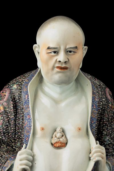 Rara figura di Saggio Famiglia Rosa stante in porcellana a smalti policromi con Buddha a rilievo nel centro del petto decorato per esteso con draghi tra le nuvole, Cina, Dinastia Qing, epoca Guangxu (1875-1908)  - Asta Fine Asian Works of Art - Associazione Nazionale - Case d'Asta italiane