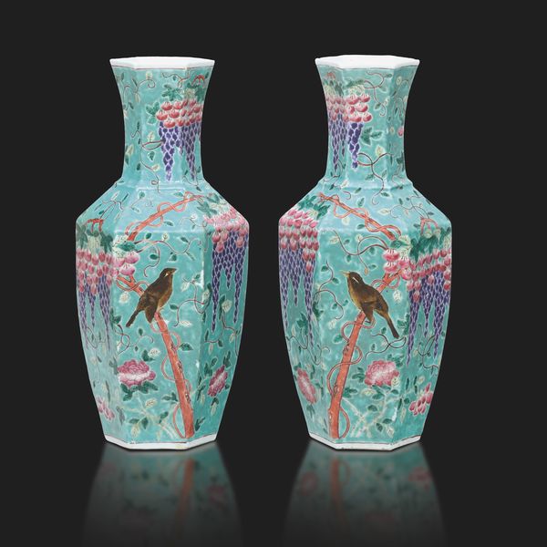 Coppia di vasi in porcellana a sezione esagonale su fondo celeste con decoro di uccellini tra i rami, Cina, Dinastia Qing, XIX secolo  - Asta Fine Asian Works of Art - Associazione Nazionale - Case d'Asta italiane