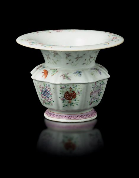 Raro vaso in porcellana Famiglia Rosa ottagonale con decori naturalistici, Cina, Dinastia Qing, marca e del periodo Daoguang (1821-1850)  - Asta Fine Asian Works of Art - Associazione Nazionale - Case d'Asta italiane