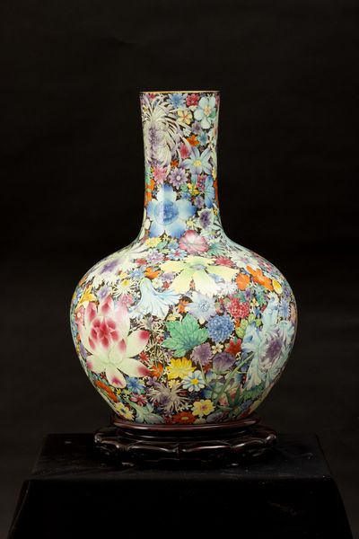 Grande vaso Tianqiuping Famiglia Nera in porcellana con decoro millefleures, Cina, Dinastia Qing, epoca Guangxu (1875-1908)  - Asta Fine Asian Works of Art - Associazione Nazionale - Case d'Asta italiane