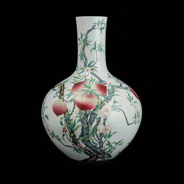 Grande vaso a bottiglia in porcellana decorato a pesce con rami e fiori di pesco, Cina, Dinastia Qing, epoca Guangxu (1875-1908)  - Asta Fine Asian Works of Art - Associazione Nazionale - Case d'Asta italiane