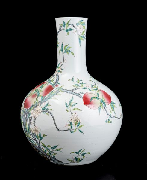 Grande vaso a bottiglia in porcellana decorato a pesce con rami e fiori di pesco, Cina, Dinastia Qing, epoca Guangxu (1875-1908)  - Asta Fine Asian Works of Art - Associazione Nazionale - Case d'Asta italiane