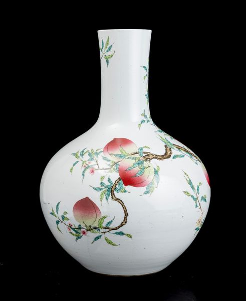 Grande vaso a bottiglia in porcellana decorato a pesce con rami e fiori di pesco, Cina, Dinastia Qing, epoca Guangxu (1875-1908)  - Asta Fine Asian Works of Art - Associazione Nazionale - Case d'Asta italiane