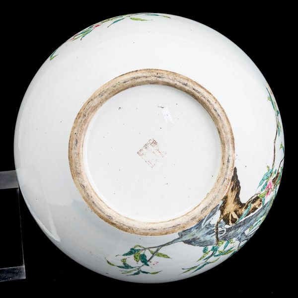 Grande vaso a bottiglia in porcellana decorato a pesce con rami e fiori di pesco, Cina, Dinastia Qing, epoca Guangxu (1875-1908)  - Asta Fine Asian Works of Art - Associazione Nazionale - Case d'Asta italiane