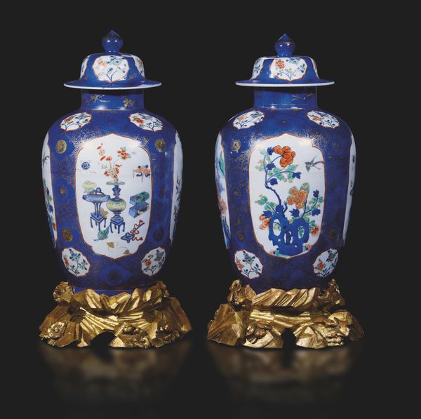 Coppia di potiche Blu Poudre con riserve a decoro naturalistico Famiglia Verde poggianti su basi dorate antiche a foggia di pietre, Dinastia Qing, epoca Kangxi (1662-1722)  - Asta Fine Asian Works of Art - Associazione Nazionale - Case d'Asta italiane