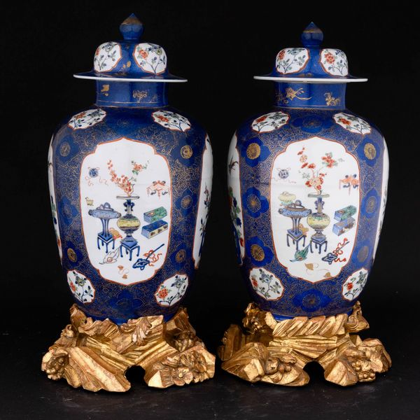 Coppia di potiche Blu Poudre con riserve a decoro naturalistico Famiglia Verde poggianti su basi dorate antiche a foggia di pietre, Dinastia Qing, epoca Kangxi (1662-1722)  - Asta Fine Asian Works of Art - Associazione Nazionale - Case d'Asta italiane