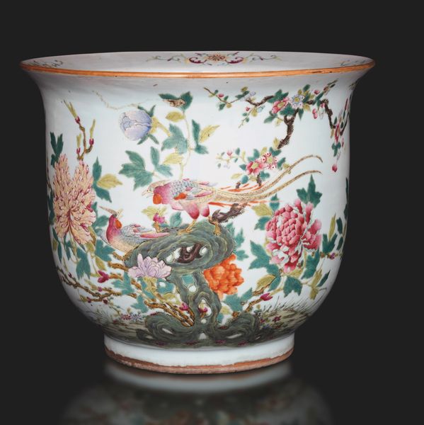 Cachepot in porcellana con decori floreali e fenici, Cina, Dinastia Qing, XIX secolo  - Asta Fine Asian Works of Art - Associazione Nazionale - Case d'Asta italiane