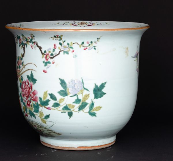 Cachepot in porcellana con decori floreali e fenici, Cina, Dinastia Qing, XIX secolo  - Asta Fine Asian Works of Art - Associazione Nazionale - Case d'Asta italiane