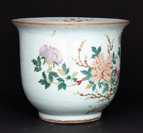 Cachepot in porcellana con decori floreali e fenici, Cina, Dinastia Qing, XIX secolo  - Asta Fine Asian Works of Art - Associazione Nazionale - Case d'Asta italiane