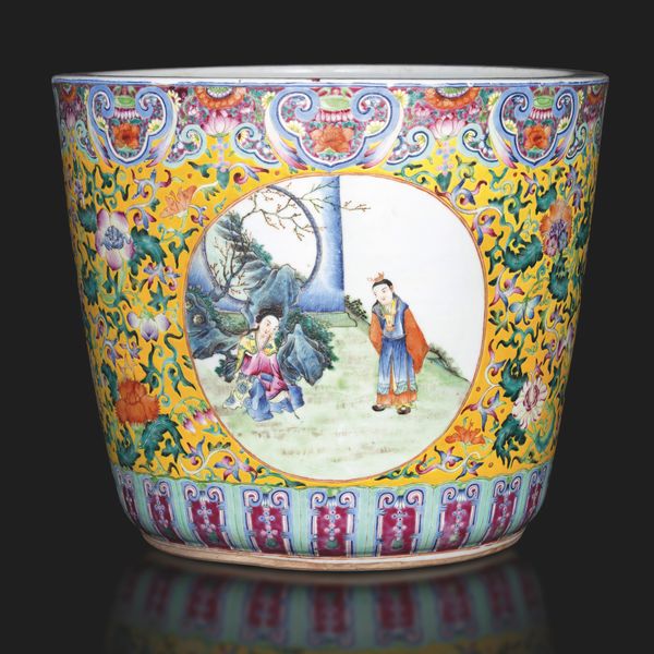 Grande giardiniera in porcellana Famiglia Rosa a smalti policromi su fondo giallo con scena raffigurante vita comune entro riserve e decori floreali, Cina, periodo Repubblica, XX secolo  - Asta Fine Asian Works of Art - Associazione Nazionale - Case d'Asta italiane