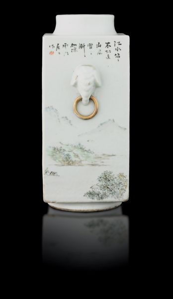 Vaso in porcellana Qianjiamg a pianta quadrata raffigurante scena di vita comune con iscrizioni e mascheroni a foggia di testa leonina, Cina, XIX secolo  - Asta Fine Asian Works of Art - Associazione Nazionale - Case d'Asta italiane