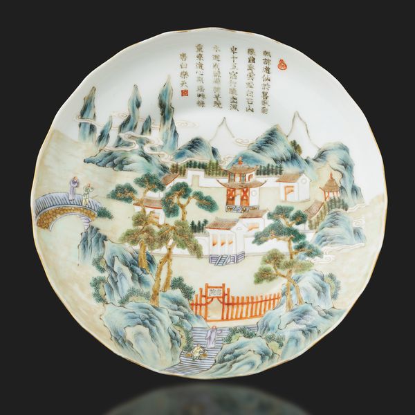 Piatto in porcellana con scena di paesaggio e iscrizioni, poesia “Chu Shan Yin” (Dinastia Tang) di Bai Ju Yi, Cina, Dinastia Qing, marca e del periodo Jiaqing (1727-1820)  - Asta Fine Asian Works of Art - Associazione Nazionale - Case d'Asta italiane