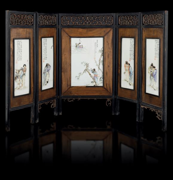 Paravento a cinque ante in legno intarsiato, placche in porcellana con personaggi e iscrizioni, Cina, periodo Repubblica, XIX secolo  - Asta Fine Asian Works of Art - Associazione Nazionale - Case d'Asta italiane