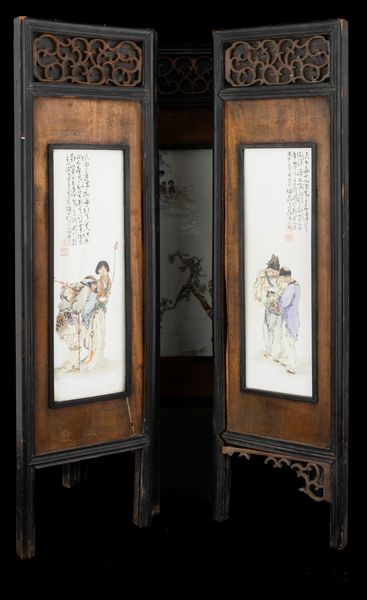 Paravento a cinque ante in legno intarsiato, placche in porcellana con personaggi e iscrizioni, Cina, periodo Repubblica, XIX secolo  - Asta Fine Asian Works of Art - Associazione Nazionale - Case d'Asta italiane