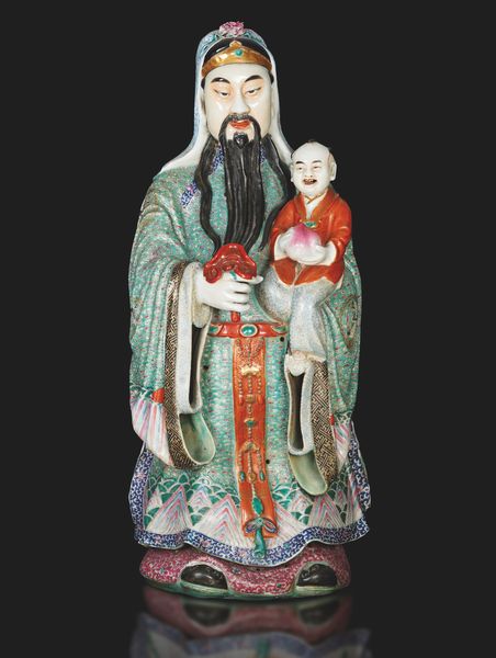 Figura di dignitario Famiglia Rosa con bambino in porcellana a smalti policromi, Cina, XIX secolo  - Asta Fine Asian Works of Art - Associazione Nazionale - Case d'Asta italiane