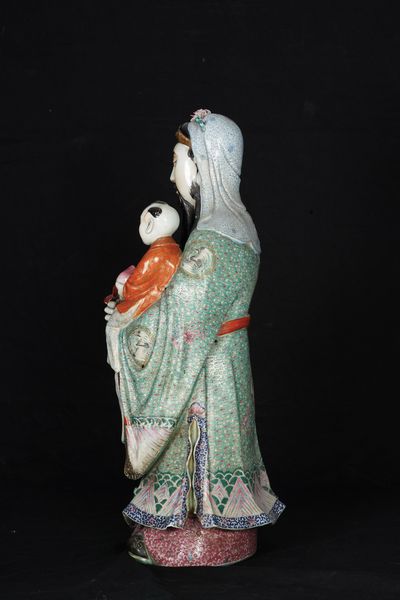 Figura di dignitario Famiglia Rosa con bambino in porcellana a smalti policromi, Cina, XIX secolo  - Asta Fine Asian Works of Art - Associazione Nazionale - Case d'Asta italiane