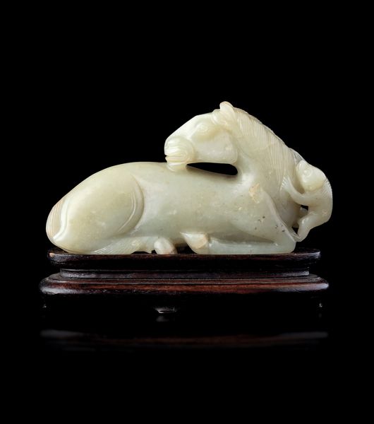 Figura di cavallo con scimmietta scolpita in giada Celadon e russet, Cina, Dinastia Qing, epoca Qianlong (1736-1796)  - Asta Fine Asian Works of Art - Associazione Nazionale - Case d'Asta italiane