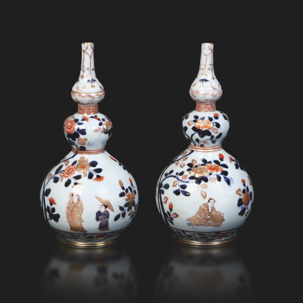 Coppia di vasi a doppia zucca in porcellana Arita con decoro Imari, Giappone, inizio XVIII secolo  - Asta Fine Asian Works of Art - Associazione Nazionale - Case d'Asta italiane