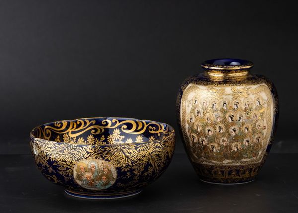 Lotto composto da un vaso e una ciotola in porcellana Satsuma con figure di saggi su fondo blu, marcati, Giappone, Kinkozan XIX secolo  - Asta Fine Asian Works of Art - Associazione Nazionale - Case d'Asta italiane