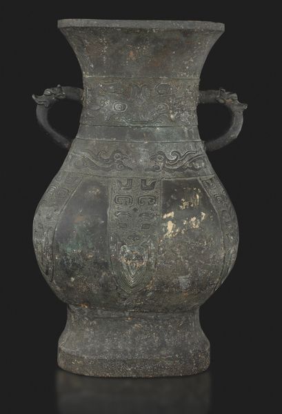 Grande vaso in bronzo in forma arcaica a due anse, inciso con motivi geometrici e naturalistici, Cina, Dinastia Ming, XVI secolo  - Asta Fine Asian Works of Art - Associazione Nazionale - Case d'Asta italiane