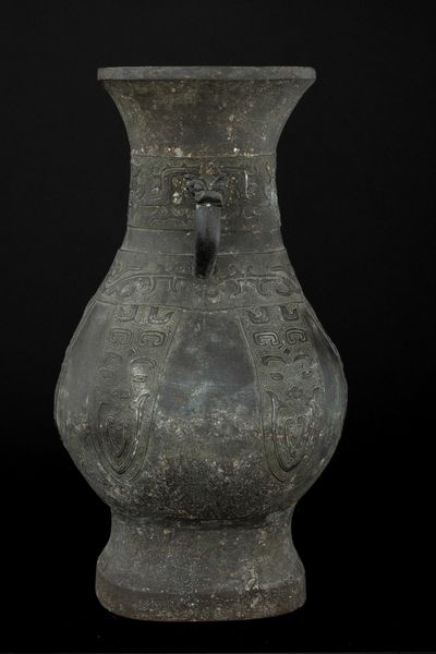 Grande vaso in bronzo in forma arcaica a due anse, inciso con motivi geometrici e naturalistici, Cina, Dinastia Ming, XVI secolo  - Asta Fine Asian Works of Art - Associazione Nazionale - Case d'Asta italiane