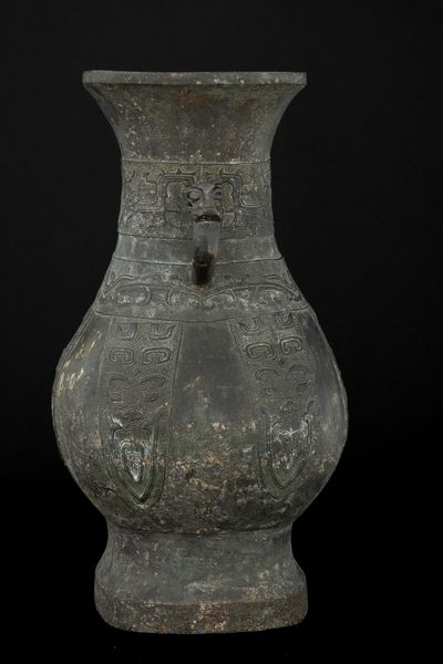 Grande vaso in bronzo in forma arcaica a due anse, inciso con motivi geometrici e naturalistici, Cina, Dinastia Ming, XVI secolo  - Asta Fine Asian Works of Art - Associazione Nazionale - Case d'Asta italiane