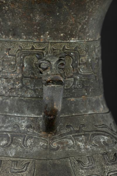 Grande vaso in bronzo in forma arcaica a due anse, inciso con motivi geometrici e naturalistici, Cina, Dinastia Ming, XVI secolo  - Asta Fine Asian Works of Art - Associazione Nazionale - Case d'Asta italiane