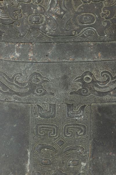 Grande vaso in bronzo in forma arcaica a due anse, inciso con motivi geometrici e naturalistici, Cina, Dinastia Ming, XVI secolo  - Asta Fine Asian Works of Art - Associazione Nazionale - Case d'Asta italiane