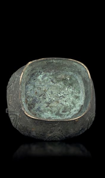 Grande vaso in bronzo in forma arcaica a due anse, inciso con motivi geometrici e naturalistici, Cina, Dinastia Ming, XVI secolo  - Asta Fine Asian Works of Art - Associazione Nazionale - Case d'Asta italiane