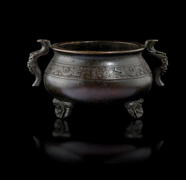 Censer in bronzo con decori d'ispirazione arcaica e anse sagomate, Cina, Dinastia Ming, XVII secolo  - Asta Fine Asian Works of Art - Associazione Nazionale - Case d'Asta italiane