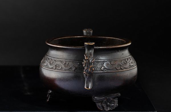 Censer in bronzo con decori d'ispirazione arcaica e anse sagomate, Cina, Dinastia Ming, XVII secolo  - Asta Fine Asian Works of Art - Associazione Nazionale - Case d'Asta italiane