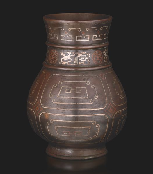 Vaso in bronzo a motivi geometrici con inserti in rame ed argento, Cina, Dinastia Qing, epoca Qianlong, XVIII secolo  - Asta Fine Asian Works of Art - Associazione Nazionale - Case d'Asta italiane