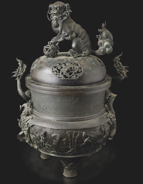 Grande incensiere in bronzo riccamente decorato con cane di Pho, Cina, Dinastia Qing, XIX secolo  - Asta Fine Asian Works of Art - Associazione Nazionale - Case d'Asta italiane