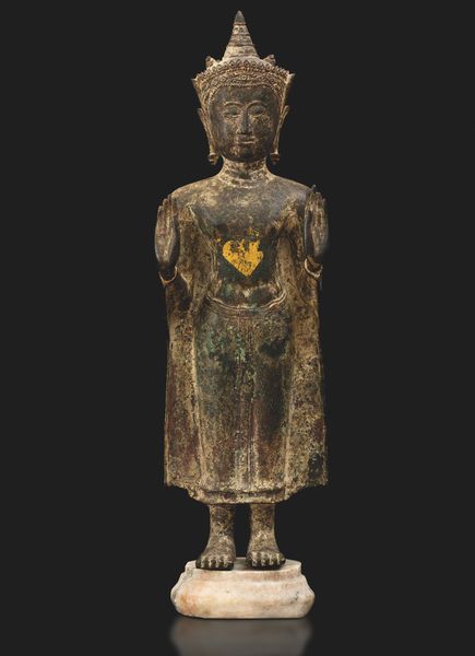 Figura di Buddha stante in bronzo con tracce di doratura, Thailandia, XIX secolo, periodo Ayutthaya   (1351-1767)  - Asta Fine Asian Works of Art - Associazione Nazionale - Case d'Asta italiane