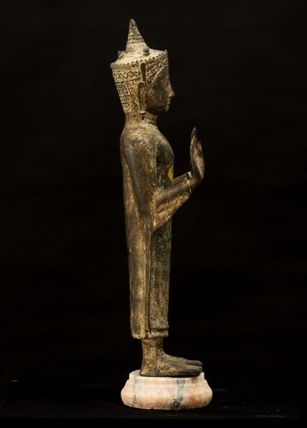 Figura di Buddha stante in bronzo con tracce di doratura, Thailandia, XIX secolo, periodo Ayutthaya   (1351-1767)  - Asta Fine Asian Works of Art - Associazione Nazionale - Case d'Asta italiane