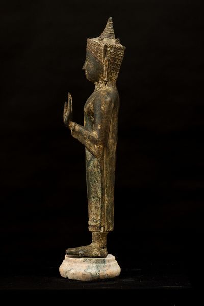 Figura di Buddha stante in bronzo con tracce di doratura, Thailandia, XIX secolo, periodo Ayutthaya   (1351-1767)  - Asta Fine Asian Works of Art - Associazione Nazionale - Case d'Asta italiane