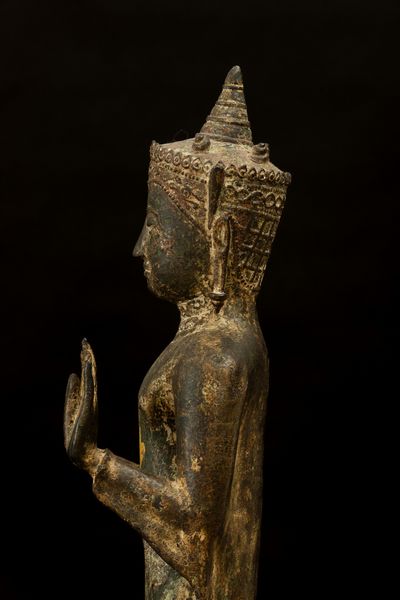 Figura di Buddha stante in bronzo con tracce di doratura, Thailandia, XIX secolo, periodo Ayutthaya   (1351-1767)  - Asta Fine Asian Works of Art - Associazione Nazionale - Case d'Asta italiane