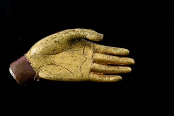 Mano in bronzo dorato, Tibet, Dinastia Qing, XVI-XVII secolo  - Asta Fine Asian Works of Art - Associazione Nazionale - Case d'Asta italiane