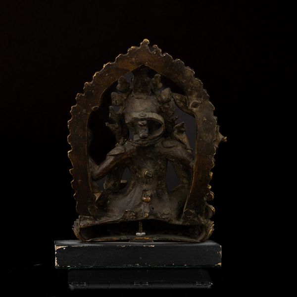 Figura di Mahakala seduto su fior di loto entro aura in bronzo dorato, Nepal, XVII secolo  - Asta Fine Asian Works of Art - Associazione Nazionale - Case d'Asta italiane