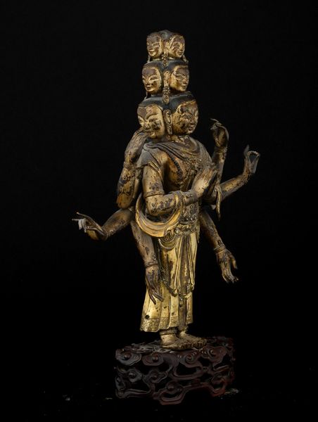 Figura di Avalokiteshvara in rame dorato su base in legno scolpita, Tibet, XVII secolo  - Asta Fine Asian Works of Art - Associazione Nazionale - Case d'Asta italiane